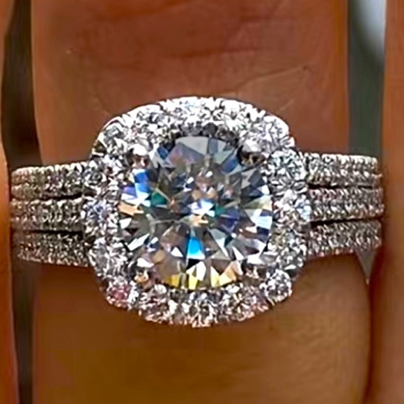 ♥️Luxury, promise, ring, silver plated, three layers Zircon, round stone center - Picture 1 of 9